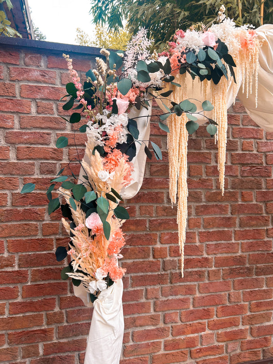 🌸 Eleganter Rosenbogen aus Trockenblumen – Hochzeitsdeko für Trauung & Feier