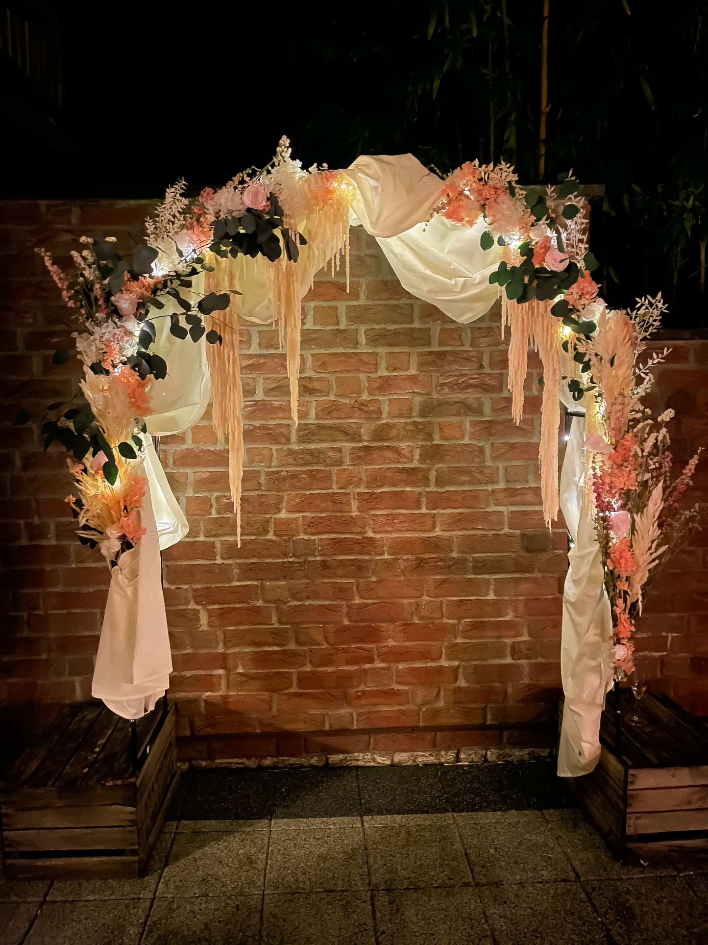 🌸 Eleganter Rosenbogen aus Trockenblumen – Hochzeitsdeko für Trauung & Feier