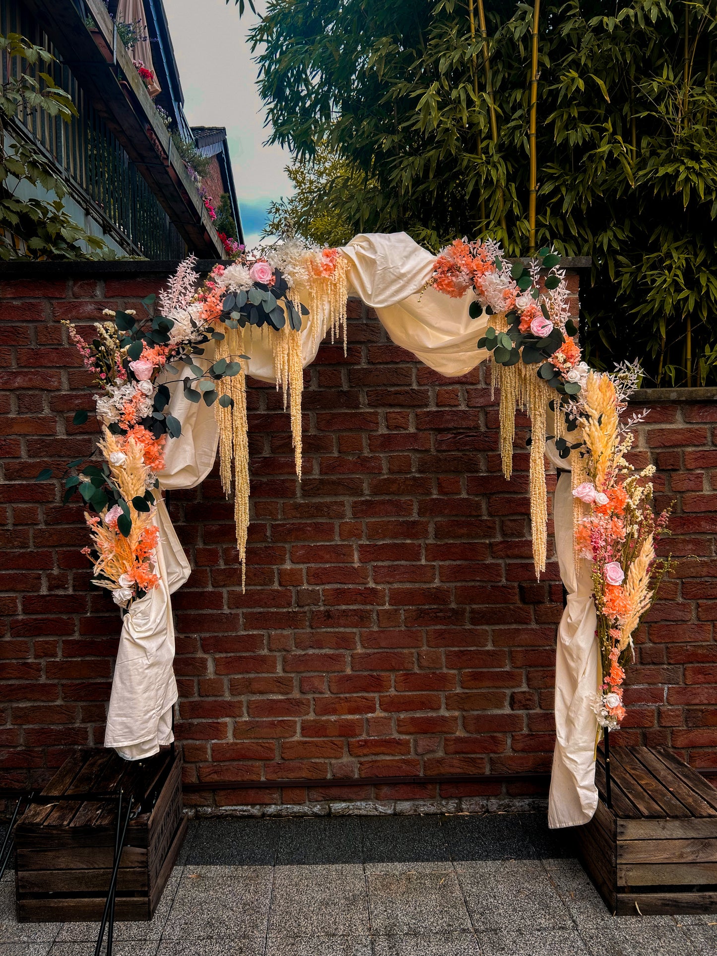 🌸 Eleganter Rosenbogen aus Trockenblumen – Hochzeitsdeko für Trauung & Feier