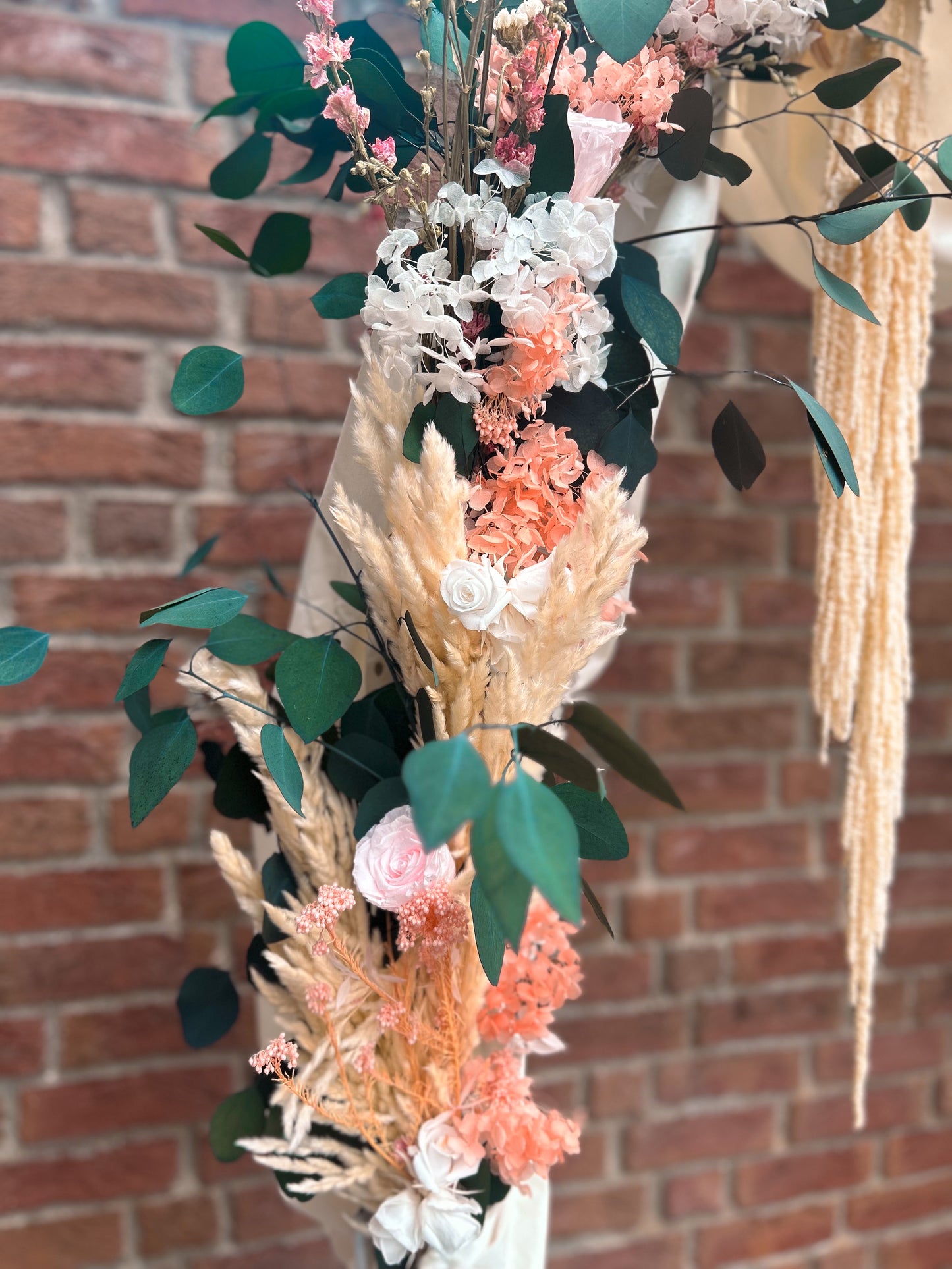 🌸 Eleganter Rosenbogen aus Trockenblumen – Hochzeitsdeko für Trauung & Feier