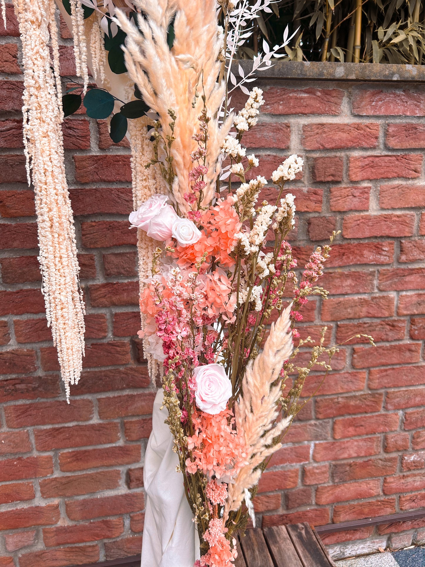 🌸 Eleganter Rosenbogen aus Trockenblumen – Hochzeitsdeko für Trauung & Feier