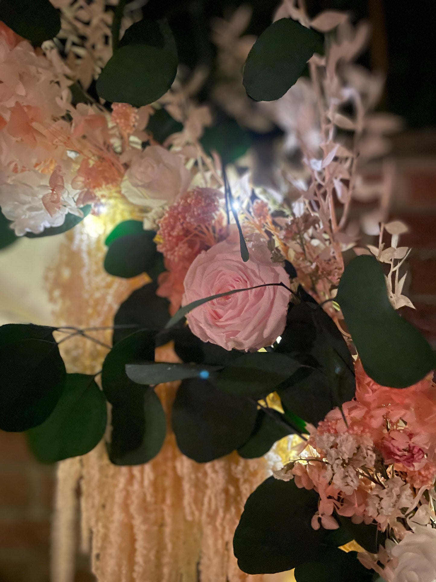 🌸 Eleganter Rosenbogen aus Trockenblumen – Hochzeitsdeko für Trauung & Feier